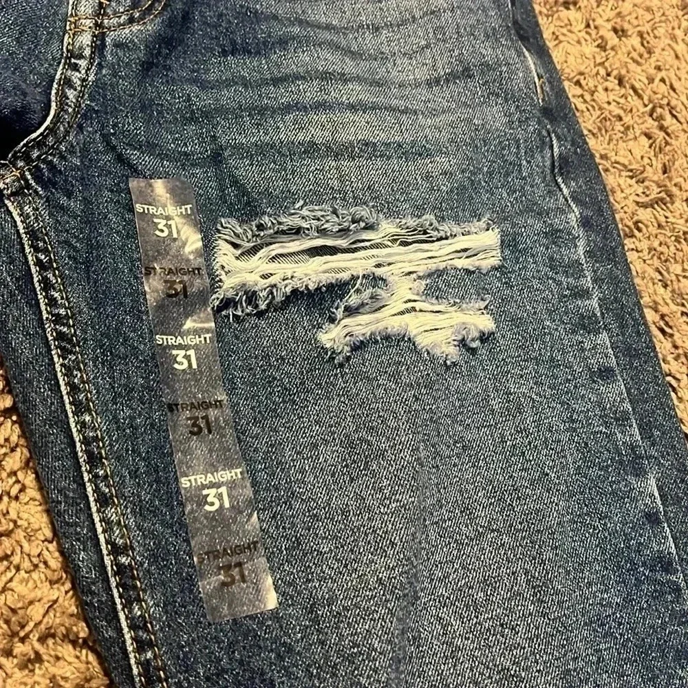 Brand New Men’s distressed Straight leg Forever 21 Jeans Size 31